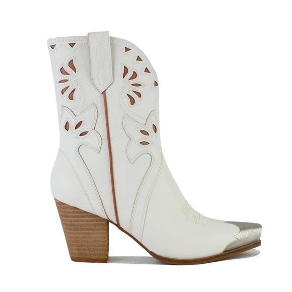 BEAST FASHION Shoes - BEAST FASHION White Western Cowboy Boots Metal Toe Cap Festival | Size 5.5